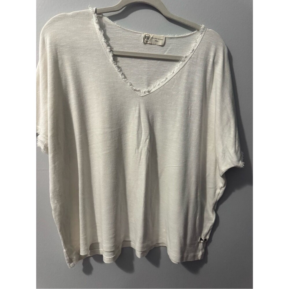 BSB Jeans Women’s Frayed V-Neck Short Sleeve Tee in Crisp White Small